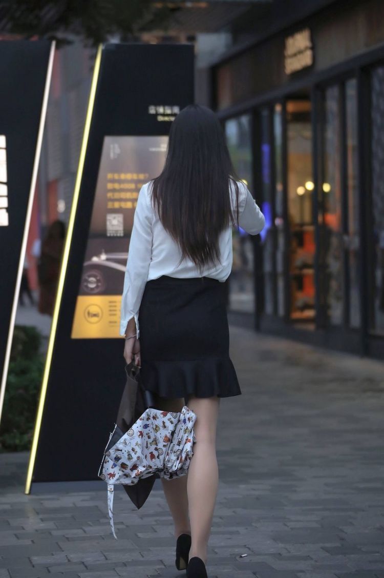街拍黑色迷你短裙白色衬衫，标准的职业装，掩盖不了秀气的面庞