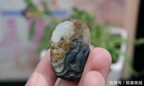 雕工|好好的一块玉石,花了1000块给雕成这鬼样子,悲催!