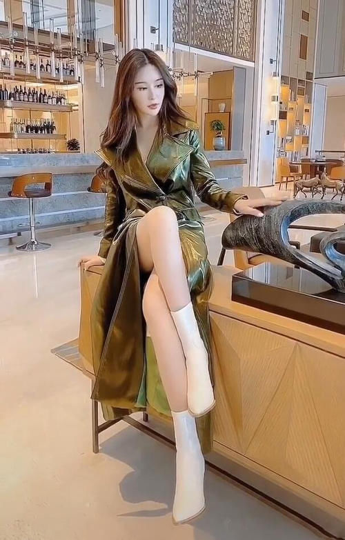 潮流时尚:风衣配上长靴,不装嫩也美得高级!