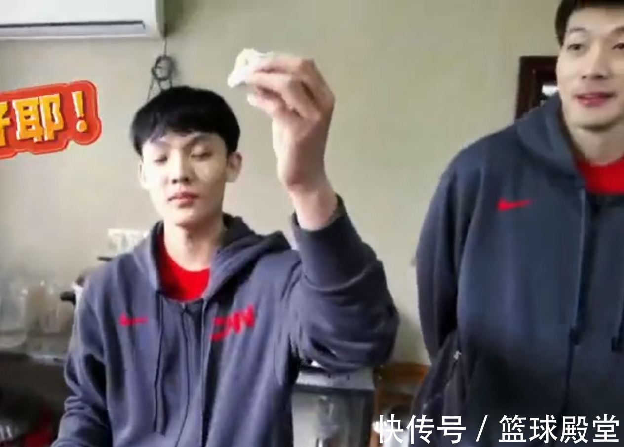 嘲讽|徐杰包饺子趣事！露馅引赵睿嘲讽，随后完美操作，满脸得意太可爱