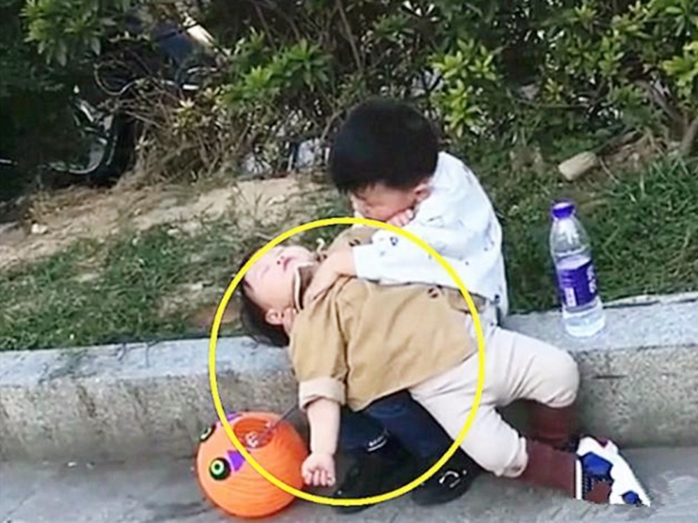 4岁哥哥照顾二胎妹妹，怕妹妹摔腿软了也不松手，妈妈看了太心疼