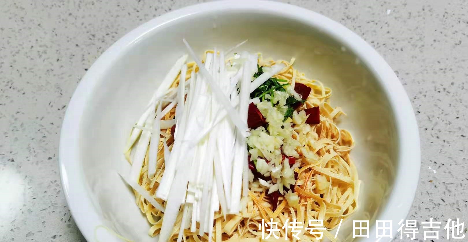 爽口|三伏天，凉拌干丝来一盘，简单易做，5分钟上桌，软嫩鲜香，爽口！