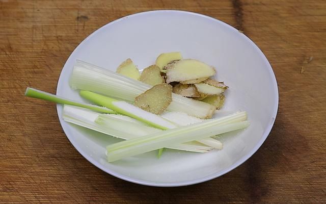  鲢鱼|花鲢鱼怎么做才好吃，试试这种吃法，鱼肉鲜嫩不腥，麻辣又过瘾