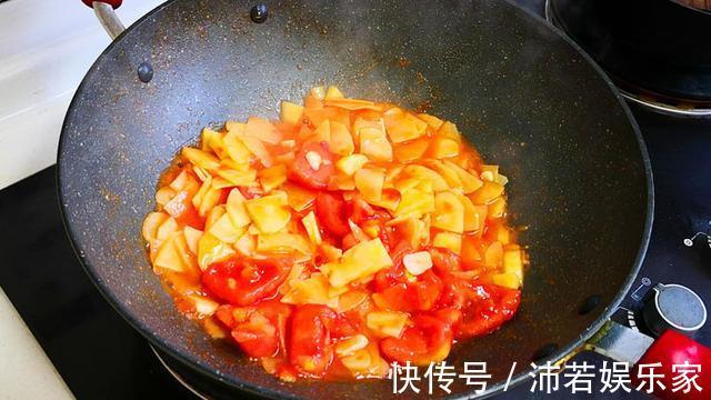 土豆新吃法,加西红柿一起炒,色泽红润,入口绵软吃不厌