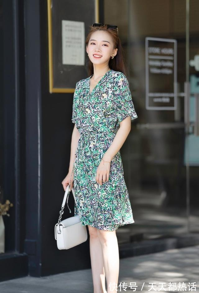 高跟鞋 夏日的减龄时尚穿搭,V领碎花连衣裙搭配高跟凉鞋,清新优雅时尚!