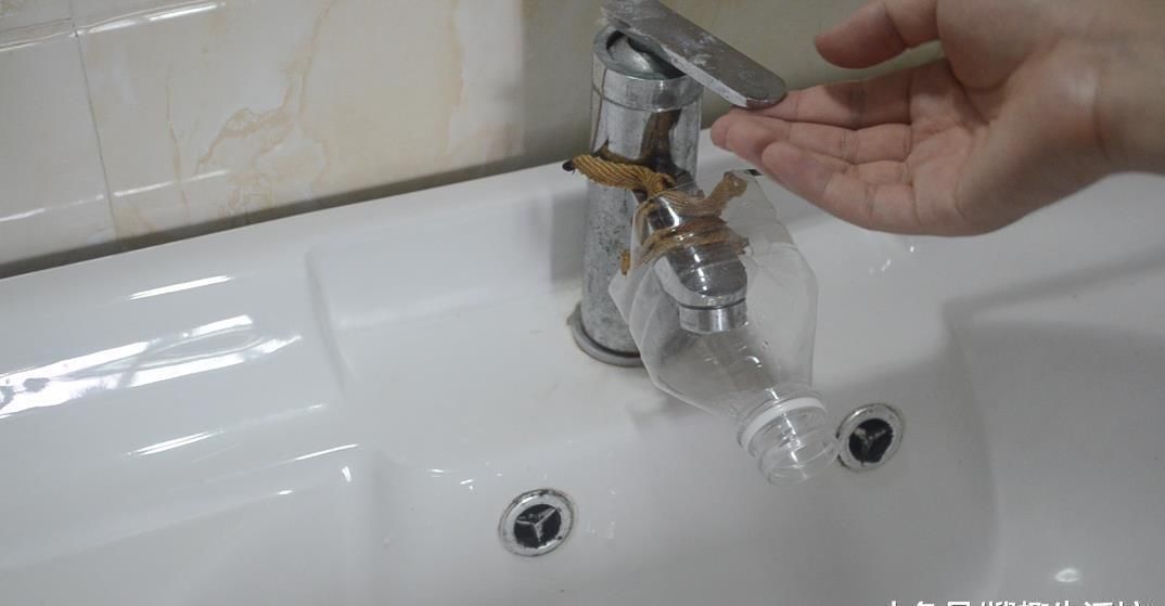 洗脸池|洗脸池上放一个塑料瓶, 没想到作用这么大, 看完赶紧去试试