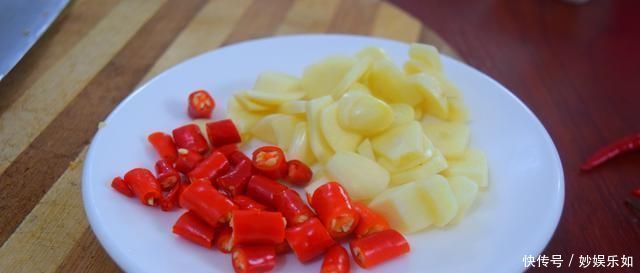 杏鲍菇别炒着吃，教你新吃法，不炒不炖不做汤，上桌就扫光，香