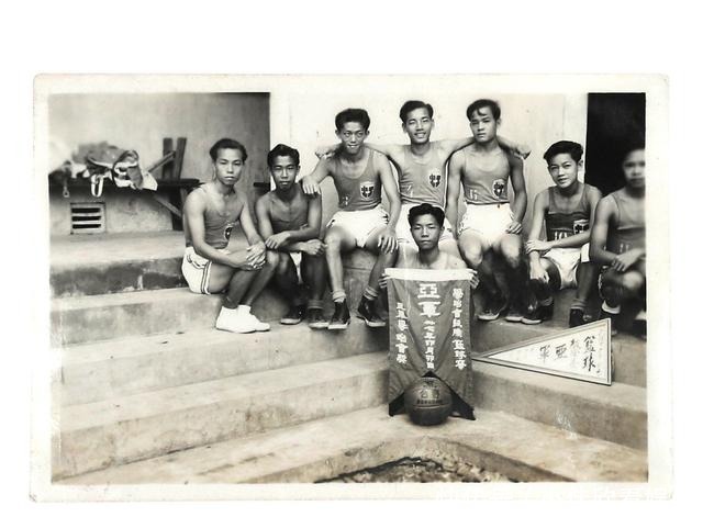 民国|民国女性健美宣传画,还有手抱篮球的女孩子,老照片里记录的故事