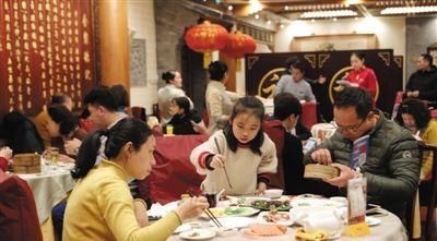 看看80年代的年夜饭，再看看现在的年夜饭，网友：年味去哪了？