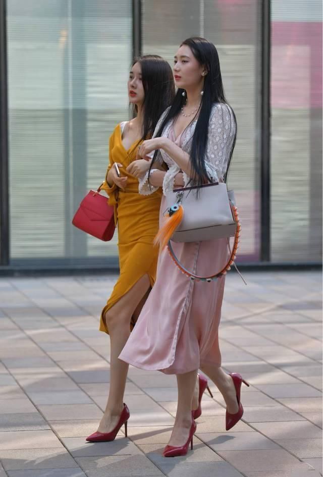 街拍美女小姐姐的真丝裙配蕾丝开衫,为美丽增添色彩