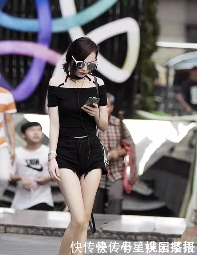 小姐姐|路人街拍,小姐姐搭配黑色亮色的高腰短裙,带着丝丝的清凉感