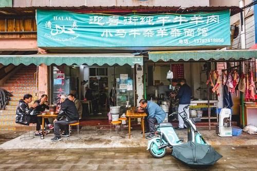  一大早就喝白酒吃火锅，湖北荆州人的生活“有点彪”，令人惊奇