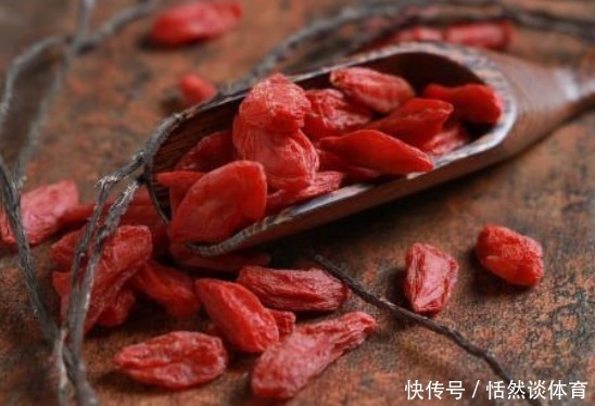 羡慕|晚上睡觉前,坚持吃5粒枸杞的人会收获什么好处?不要太羡慕!