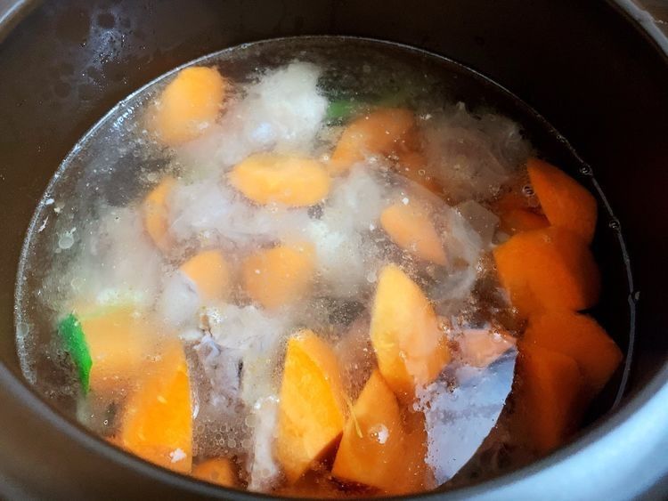 羊蝎子配上胡萝卜山药，强强联合，这做出的汤营养丰富，味道鲜美
