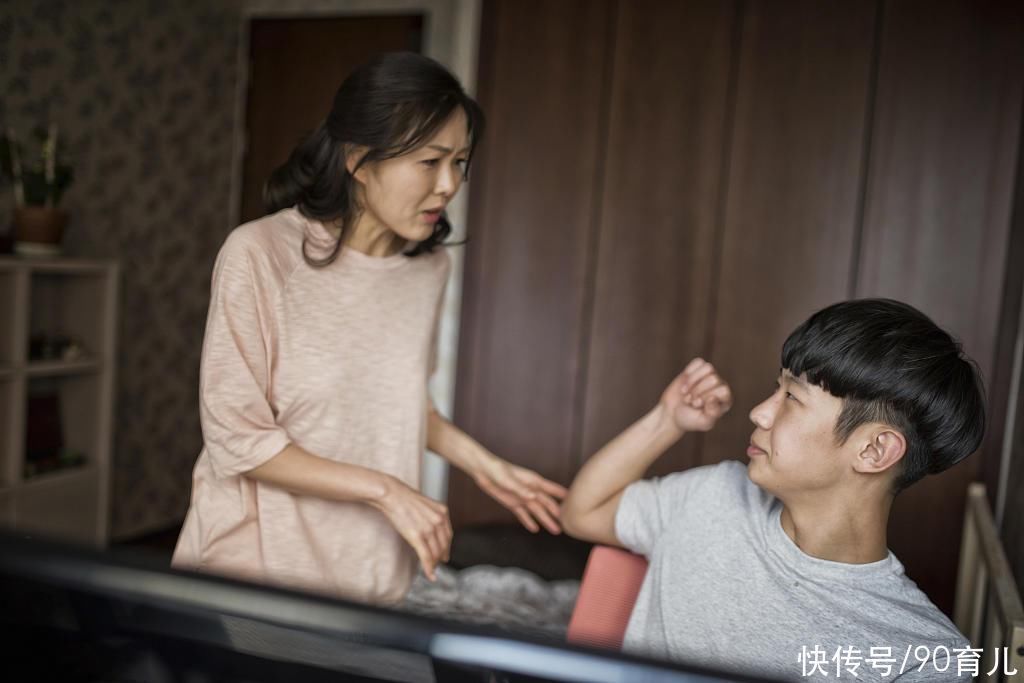 陪伴|8岁儿子沉迷玩手机,妈妈气急对孩子“动手”,深夜送孩子进医院