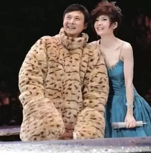 才女@“高端玩家”倪震，相貌平平却享尽艳福，他的“坏”不简单