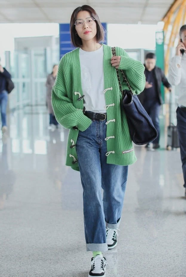 大表姐 “大表姐”刘雯最新初秋穿搭,开衫搭老爹裤,清新甜美似初恋!