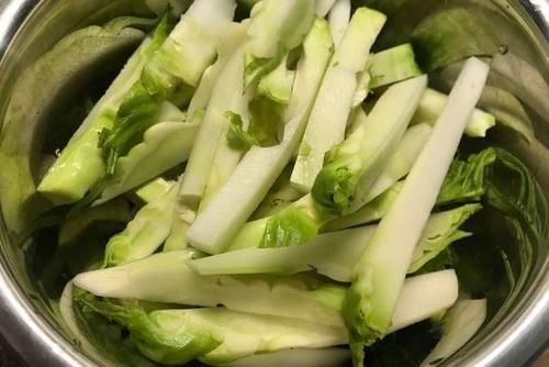 冬天遇到此菜别手软,一次腌上5斤,配油条米粥,开胃解腻又下饭