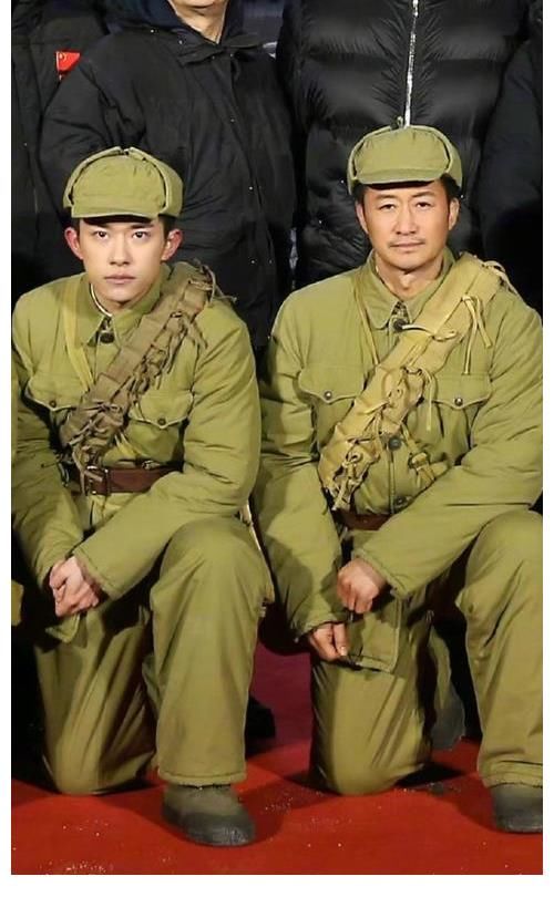 |顶流男神易烊千玺晒黑白照，吴京搞笑海报，长津湖预售已破6千万