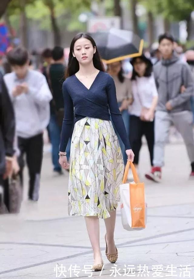 V领针织半身裙,气质动人,清新自然