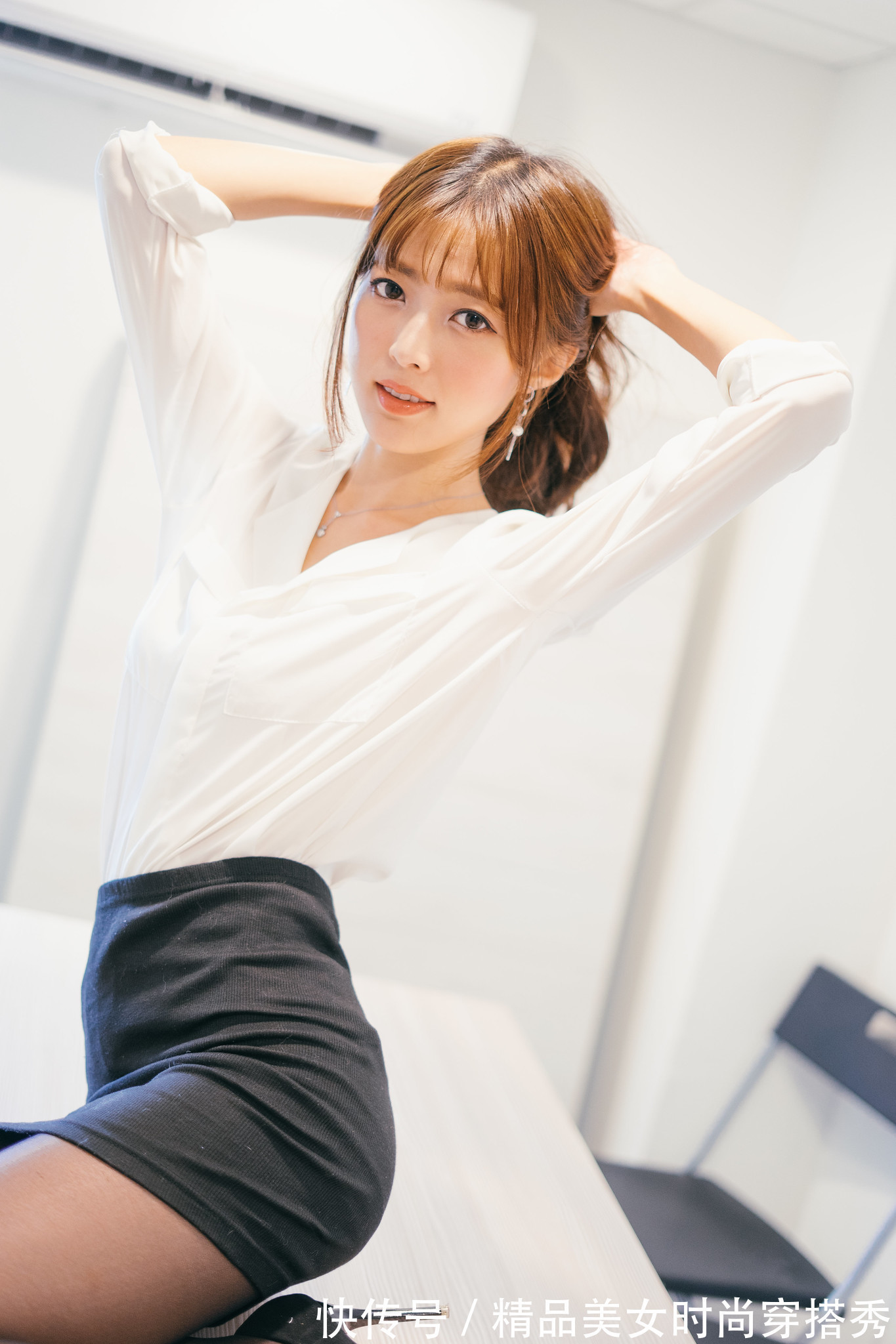 短裙 白色的衬衫下搭黑色的短裙,黑与白的搭配简约时尚有气质