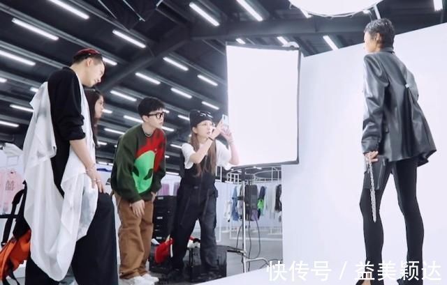 《潮流合伙人》最无存在感的嘉宾,全程坐在角落,一点忙都不帮