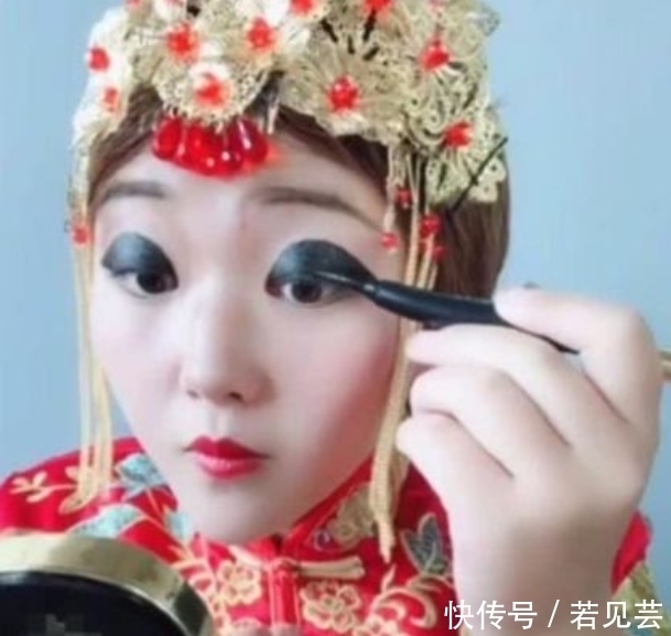 化妆师|奇闻:新娘嫌弃化妆师画的妆,竟自己动手画成了熊猫眼,结果