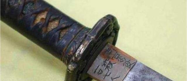 日本|老人有一破战刀，日本商家高价收买，但他不卖，只因刀上有几个字