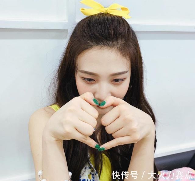 双眼皮贴|朴秀荣葫芦娃造型，糖果色穿搭少女感十足，双眼皮贴让人出戏