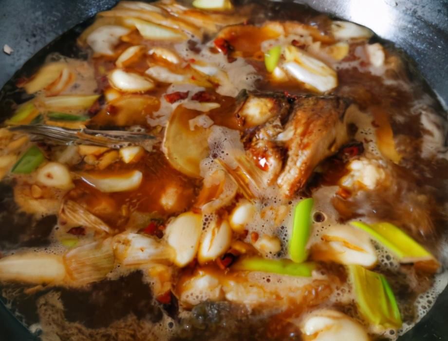  连汤|草鱼我家从不清蒸，放鸡蛋液里裹一裹，出锅解馋过瘾，连汤也不剩