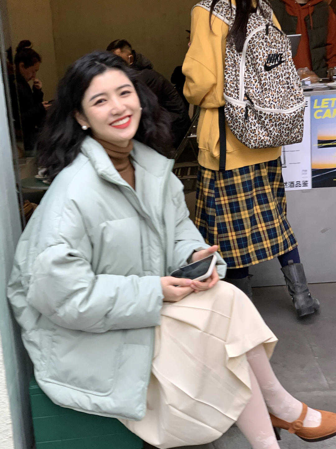 米黄色|别再说冬季单品穿不出减龄效果了!码住这四套造型,唯美又有气质