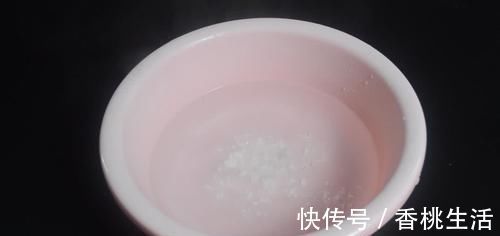 在梳子上涂抹牙膏，作用真厉害，我也是刚知道，快回家试一试