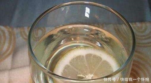 吃牛排时,服务员端上来的柠檬水不要随便喝了,会被“笑话”的