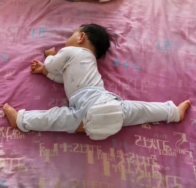 一字马|宝宝“一字马”睡姿走红,3个月会劈叉,网友:体操女王来了