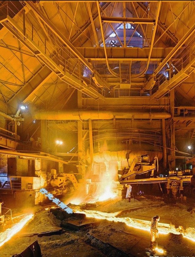 二战|俄罗斯钢铁城市：二战时涌入60万青年，生铁产量已超5亿吨