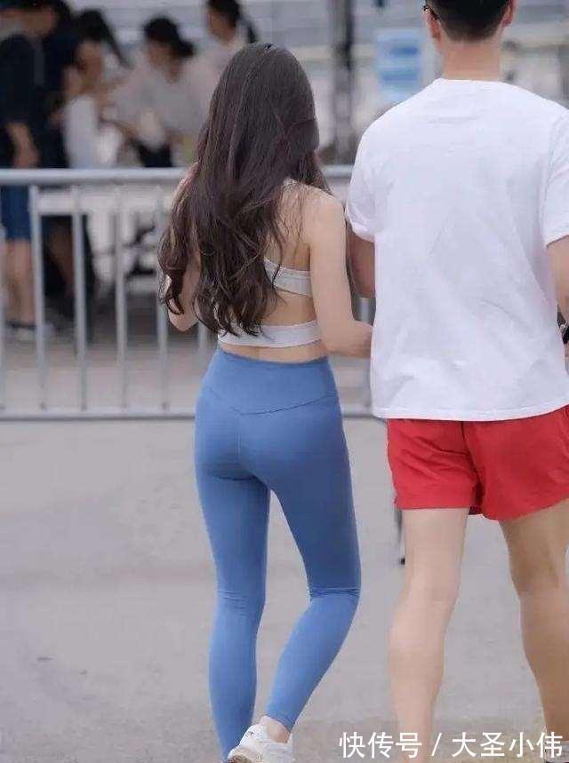 包包 美女街拍:青春朝气的瑜伽裤穿搭减龄显气质,彰显复古的流行元素,新颖时尚