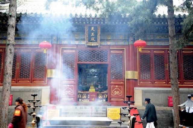 中国最“牛气”的寺庙，就在北京有武警站岗，地位比少林寺还高