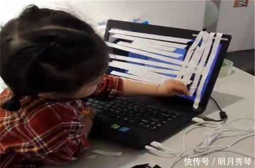 双面胶|八张偷拍图,告诉你什么叫“熊孩子”,妈妈没等看完就受不了了