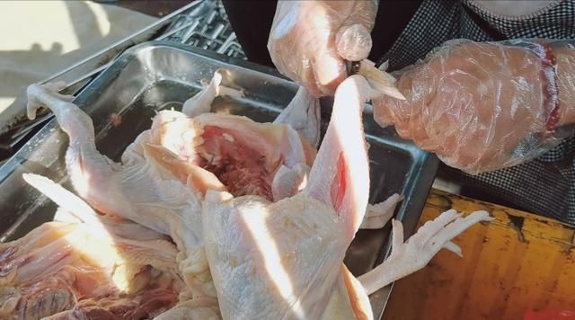 碳烤摊|夏天要多吃此肉，比牛羊肉便宜，1只才卖25元，家家吃得起，真香