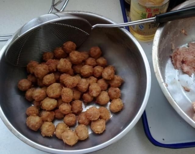 40年火夫:不管什么丸子,油炸时多加“这一步”,丸子又香又脆