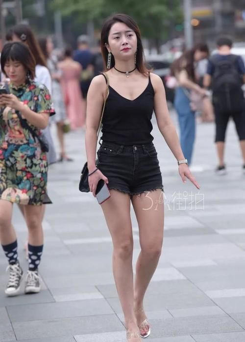 街拍：牛仔裤的花式搭配，有活力也很显身姿