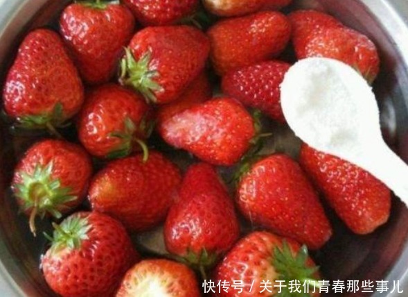 洗草莓,不能只用清水,多加2样,不破皮无污染,洗得又快又干净