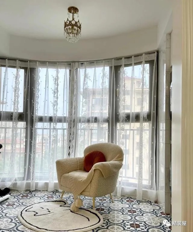 阳台上|同样是77㎡,我家小得可怜,他家三房每个空间都超空旷,收纳惊人