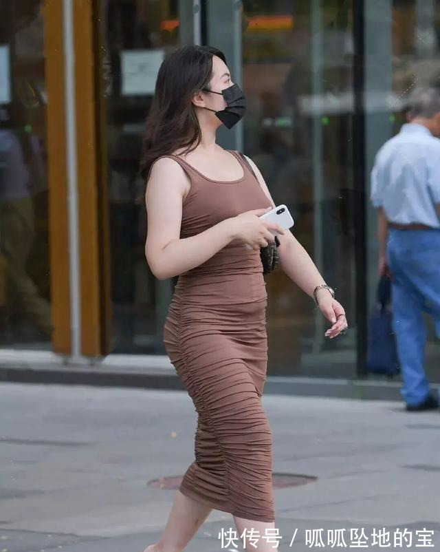 装扮 独特优雅的包臀裙装扮简约不失高端，拉伸身材曲线，简单搭配！