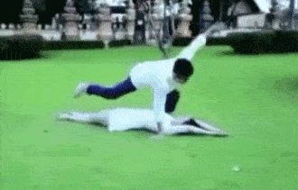 |搞笑GIF:三个老板看一个员工干活,这名员工辞职的心都有了