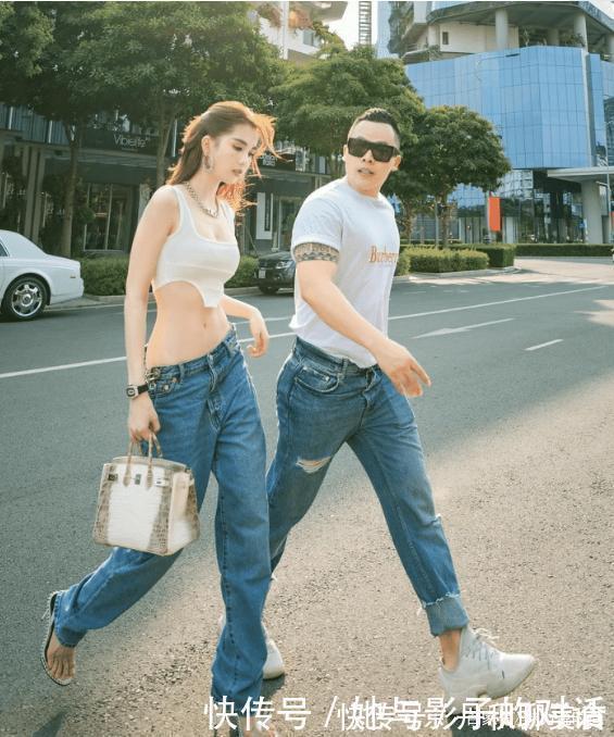 吊带 美女白色吊带搭配低腰牛仔裤,裤头比正常裤子大,让人诧异