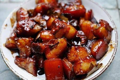 做红烧肉,为啥一放酱油就发黑?改用它,保证每一块都是琥珀色!