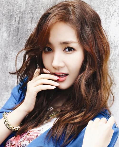 波波头|圆脸女孩一定要拒绝中分，显脸大还俗气，这几款发型才适合你