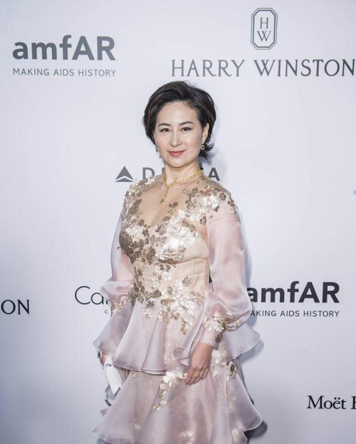 利落|何超琼不愧是“名门闺秀”，粉色上衣配短裤利落大气，减龄优雅