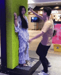 |搞笑GIF：妹子跟了我吧，这样的男友不能要啊！